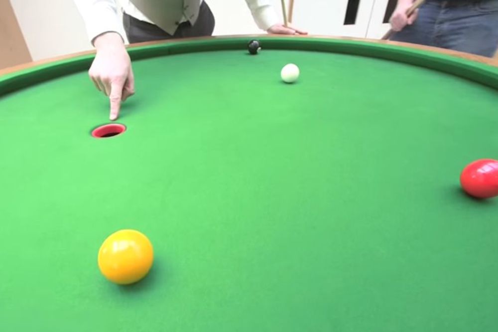 Gde god da uradite kuglu, ona uvek nađe put do rupe! Eliptični bilijar je apsolutni hit! (VIDEO)