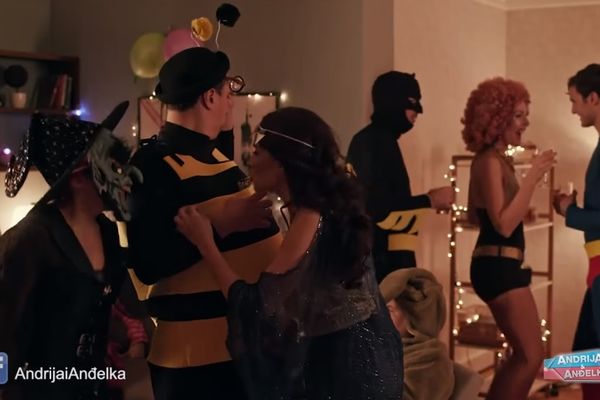 Andrija brani moral polu golih devojaka: Vas dva obučena patuljka mislite da ste vrh ribe? (FOTO)(VIDEO)