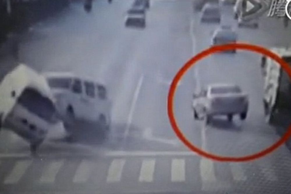 Šta se ovde desilo!? Tri automobila iz čista mira poletela u vazduh! (VIDEO)