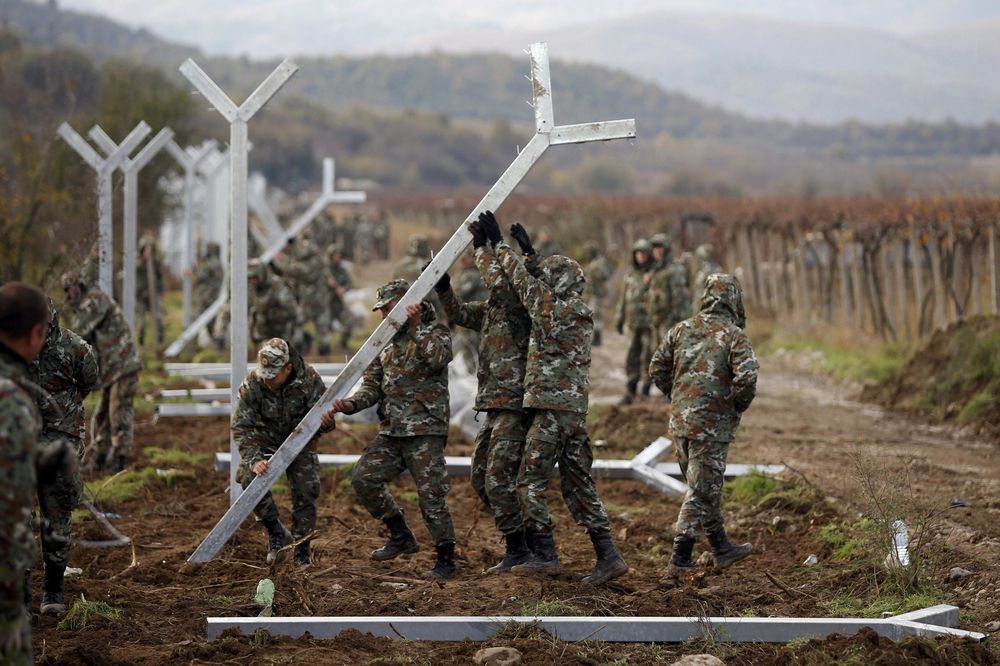 Makedonci dižu ogradu na granici sa Grčkom! (FOTO)