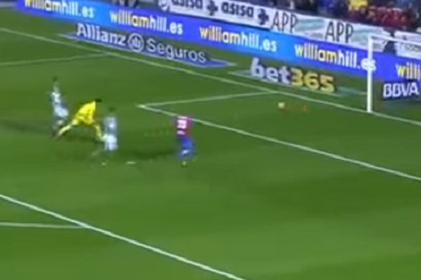 Trebalo je samo da ubaci loptu u mrežu, a on je izazvao smeh na celom stadionu! (VIDEO)