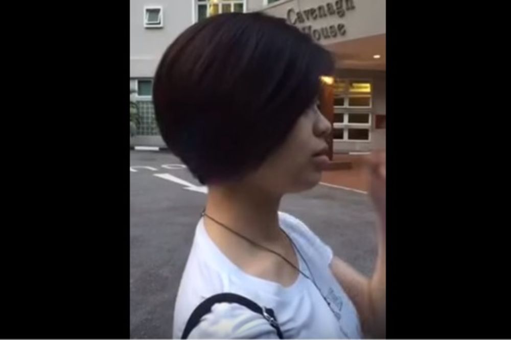 Tajna skrivena ispod kose: Pogledajte šta se desi kada prođe prstima kroz nju (VIDEO)
