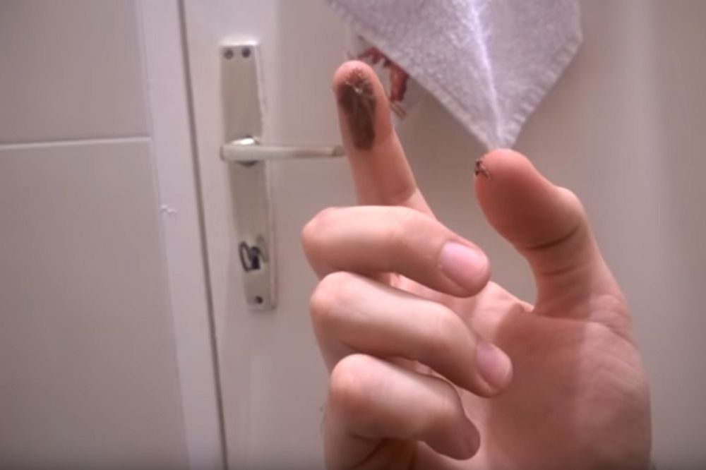 Da li je eurokrem, da li je gov*o? Pogledajte kako je muž na WC šolji ispalio ženu! (VIDEO)