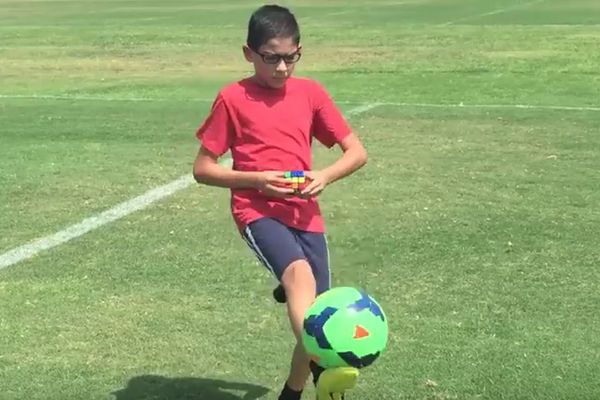 Dečak u isto vreme barata loptom i sklapa Rubikovu kocku kao od šale! (VIDEO)