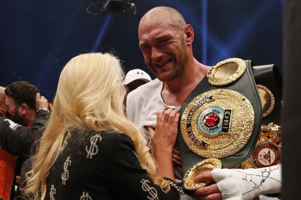 Romantik u duši: Fjuri posle pobede nad Kličkom u ringu pevao ženi pesmu Aerosmita! (VIDEO)