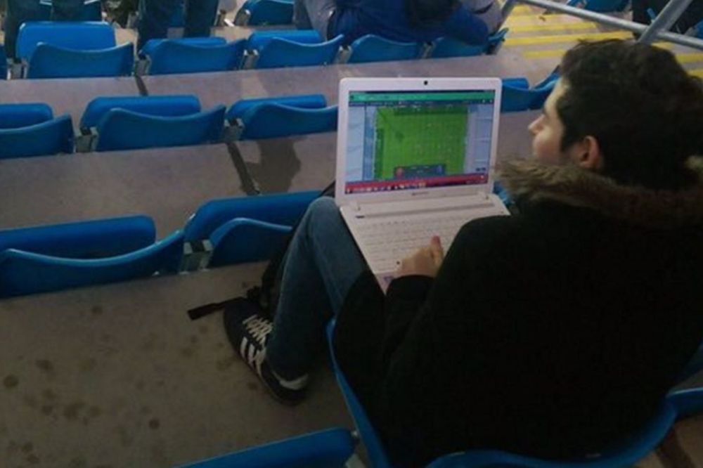 Menja Pelegrinija: Navijač Sitija usred utakmice na tribini igrao Football Manager! (FOTO)