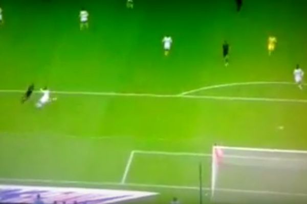 Da nije gravitacije, defanzivac Marseja možda i ne bi ispao ovoliko smešan! (VIDEO)