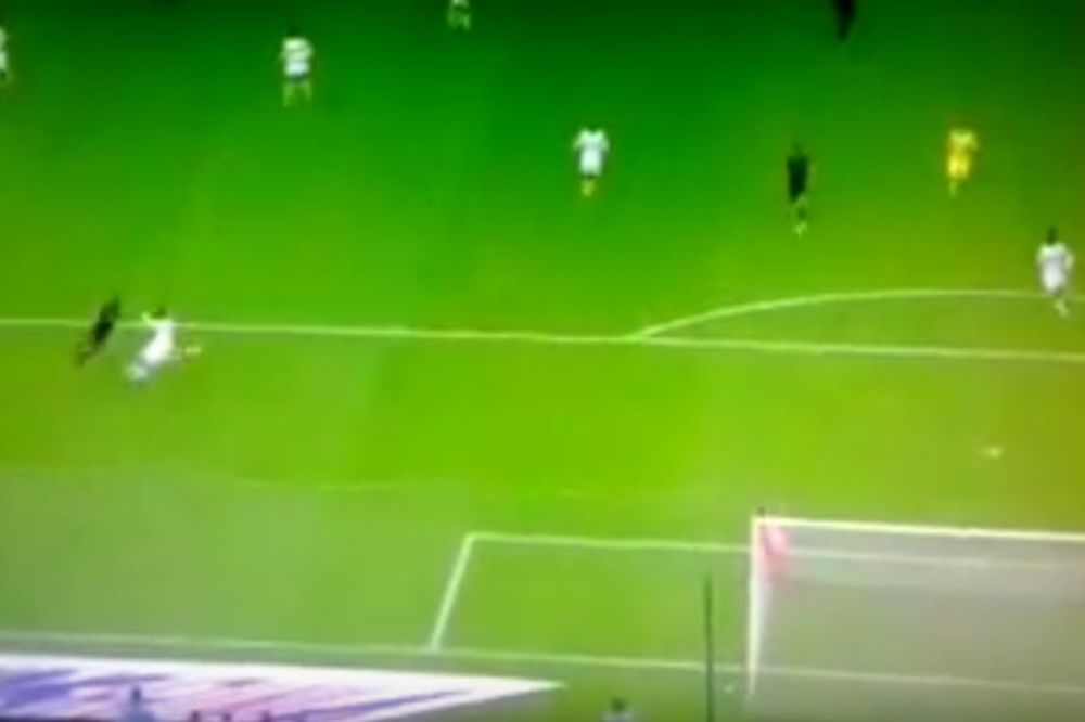 Da nije gravitacije, defanzivac Marseja možda i ne bi ispao ovoliko smešan! (VIDEO)
