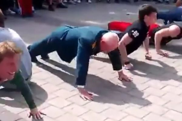 Bez starca nema udarca: Veteran u 77, a pegla sklekove bolje od klinaca (VIDEO)