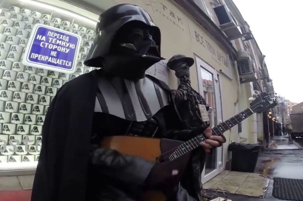 #Ono_kad imperija uzvraća udarac: Dart Vejder rastura balalajku (VIDEO)