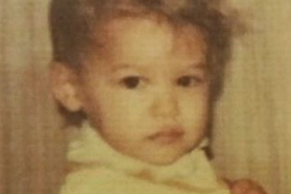 Ko je ovaj slatki dečačić sa slike? Ček, ček, nije dečačić, već najveća srpska seks bomba! (FOTO)