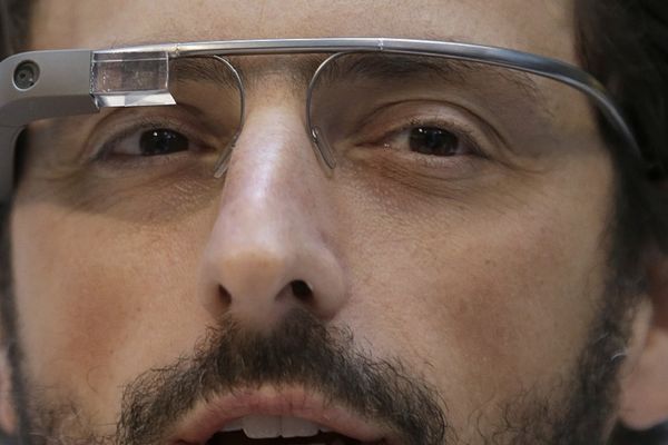 Biće vam bliži od smartfona: Gugl planira da napravi pametni monokl!