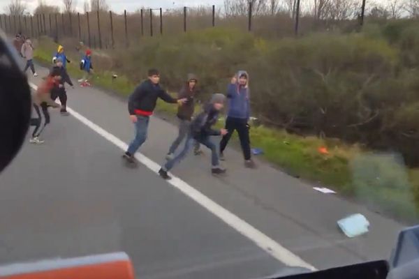 Kamiondžija odlepio, pa je pokušao da pregazi migrante na granici! (VIDEO)