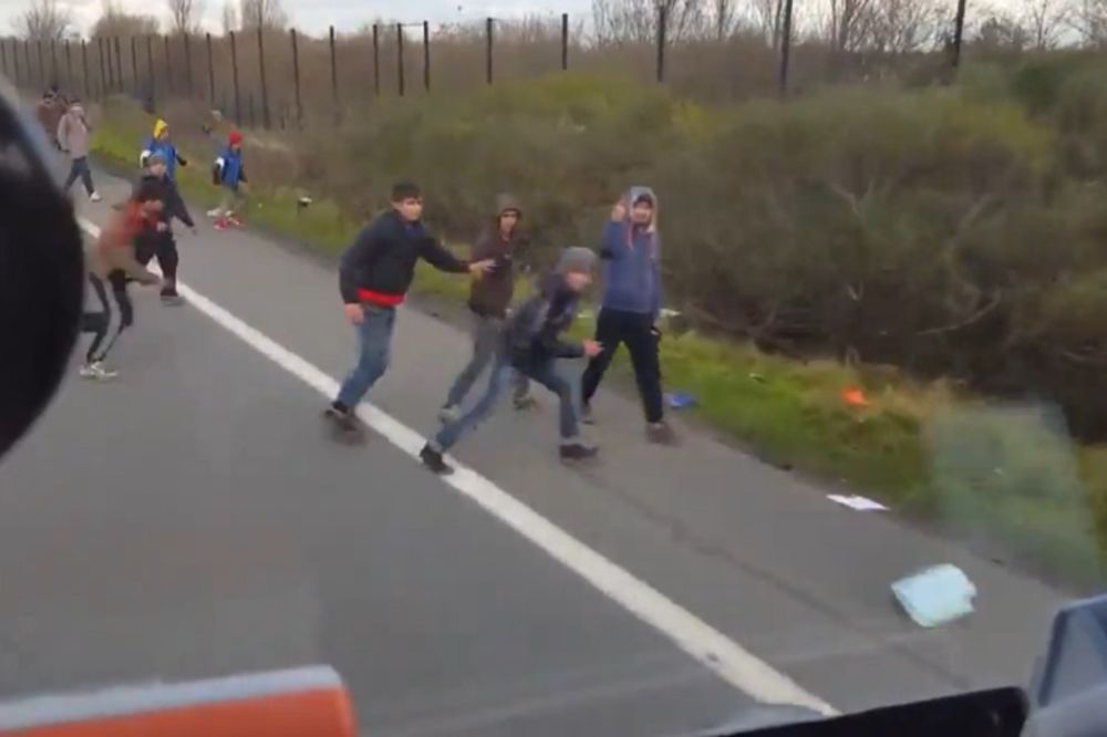 Kamiondžija odlepio, pa je pokušao da pregazi migrante na granici! (VIDEO)