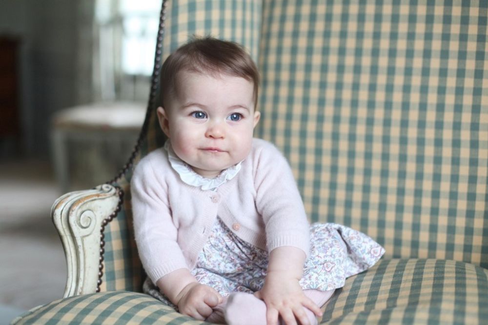 Najslađe dete na svetu! Kejt Midlton objavila nove fotke neodoljive princeze Šarlot! (FOTO)