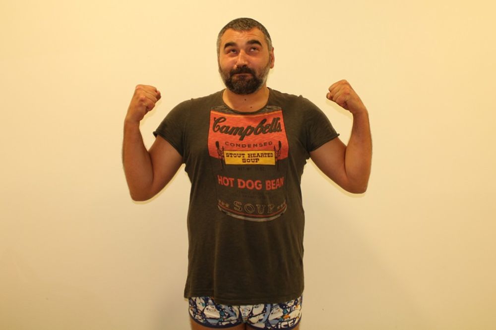 Miki Đuričić potpuno pobesneo i lomio stolice zbog jednog suludog razloga! (VIDEO)