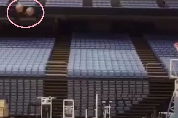 Što bi šutirao na koš sa jednom loptom, kada može sa dve? (VIDEO)