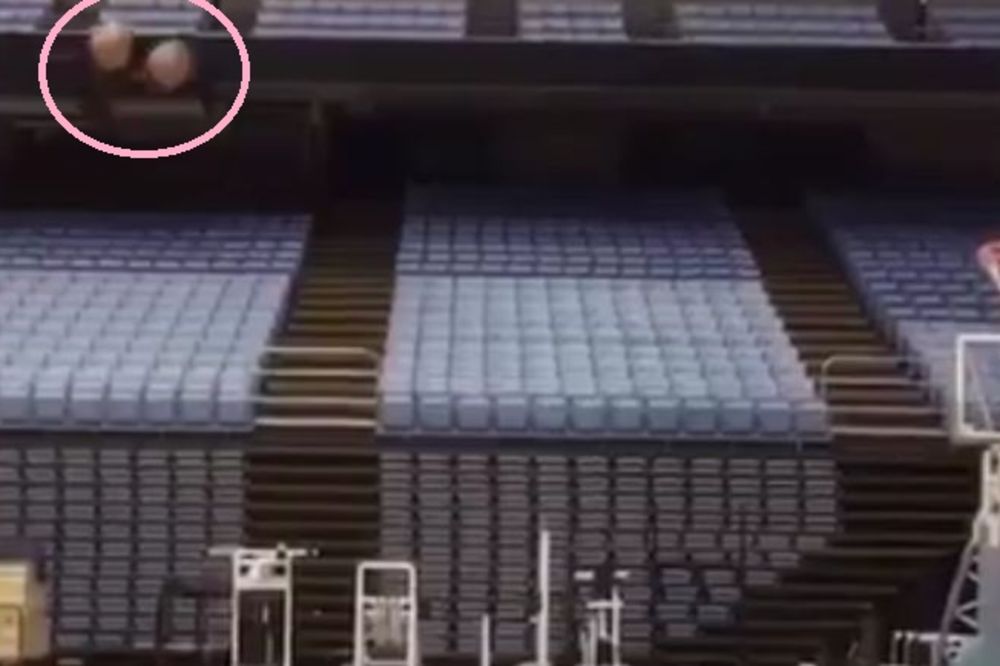 Što bi šutirao na koš sa jednom loptom, kada može sa dve? (VIDEO)