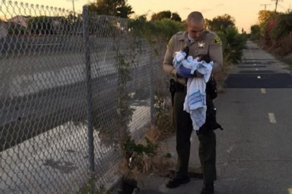 Živa sahranjena! Tek rođenu bebu bacili u rupu u asfaltu! (FOTO)