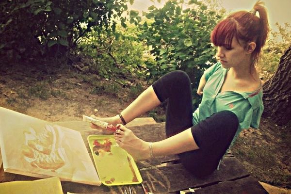 Čudo iz Srbije! Novosađanka rođena bez ruku, nogama crta slike! I to fantastično! (FOTO)