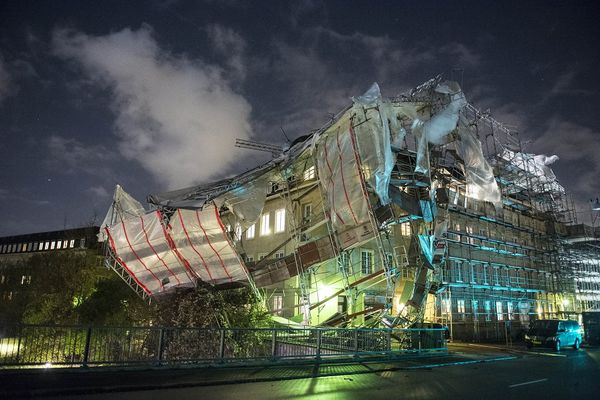 Vetar čupao krovove i drveće iz korena! Monstruozna oluja pokosila pola Evrope! (FOTO) (VIDEO)