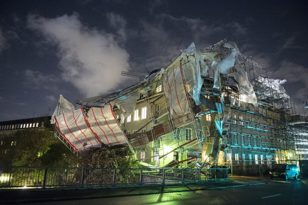 Vetar čupao krovove i drveće iz korena! Monstruozna oluja pokosila pola Evrope! (FOTO) (VIDEO)