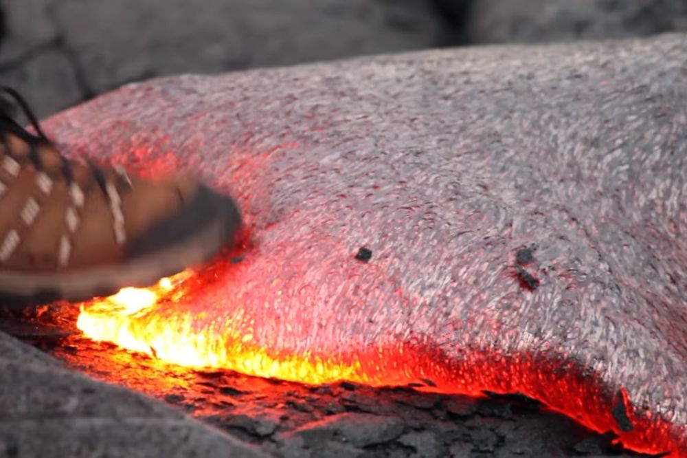 Ne pokušavajte ovo sami: Šta se desi kada zgazite na lavu! (VIDEO)