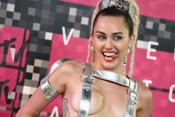 Majli Sajrus na najvulgarniji mogući način otkrila da li voli muškarce ili devojke! (FOTO)