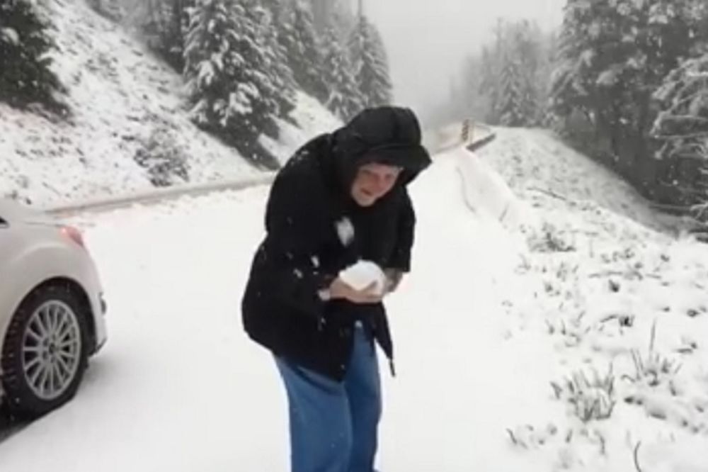 Ima 101 godinu, a raduje se snegu kao da ima 100 manje! (VIDEO)