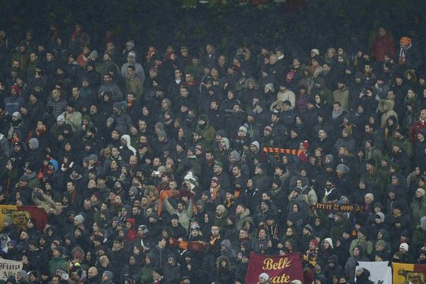 Besni navijači Rome na trening igračima doneli 50 kila šargarepe: Prijatno, zečevi! (FOTO) (VIDEO)