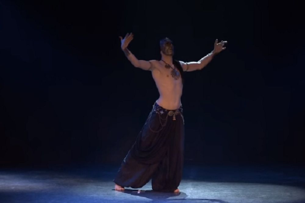 Samo za dame: Seksi frajer za vas izvodi vreli trbušni ples! (VIDEO)