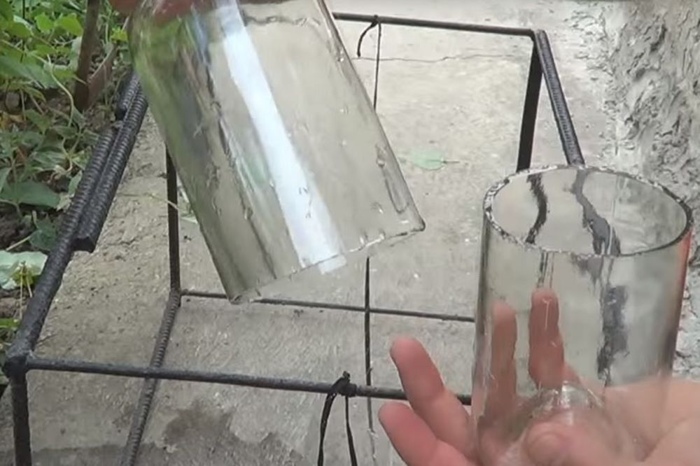 Uzeo je pertlu i staklenu flašu, posle ovoga i vi ćete uraditi isto (VIDEO)