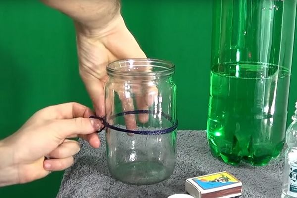 Uzeo je praznu teglu i jedan končić, kad vidite šta je uradio i vi ćete probati (VIDEO)