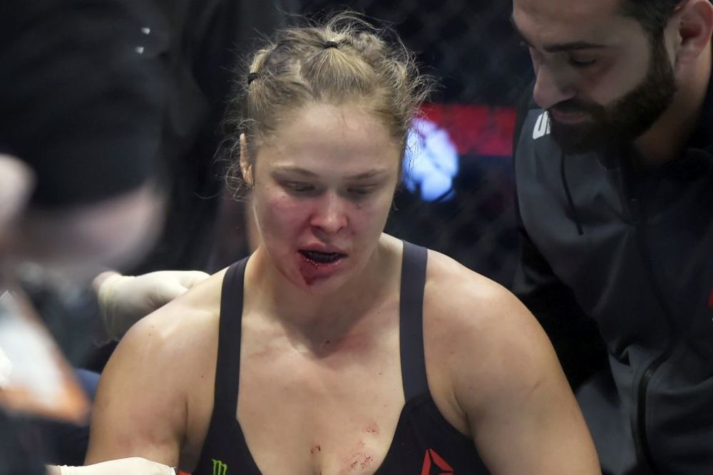 Živa je! Ronda po prvi put u javnosti posle brutalnog nokauta! (FOTO)