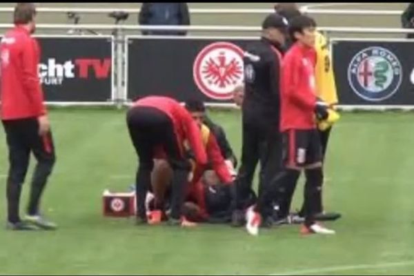 Nemački fudbaler posle sudara sa Srbinom ostao da leži na travi vrišteći od bolova! (FOTO) (VIDEO)