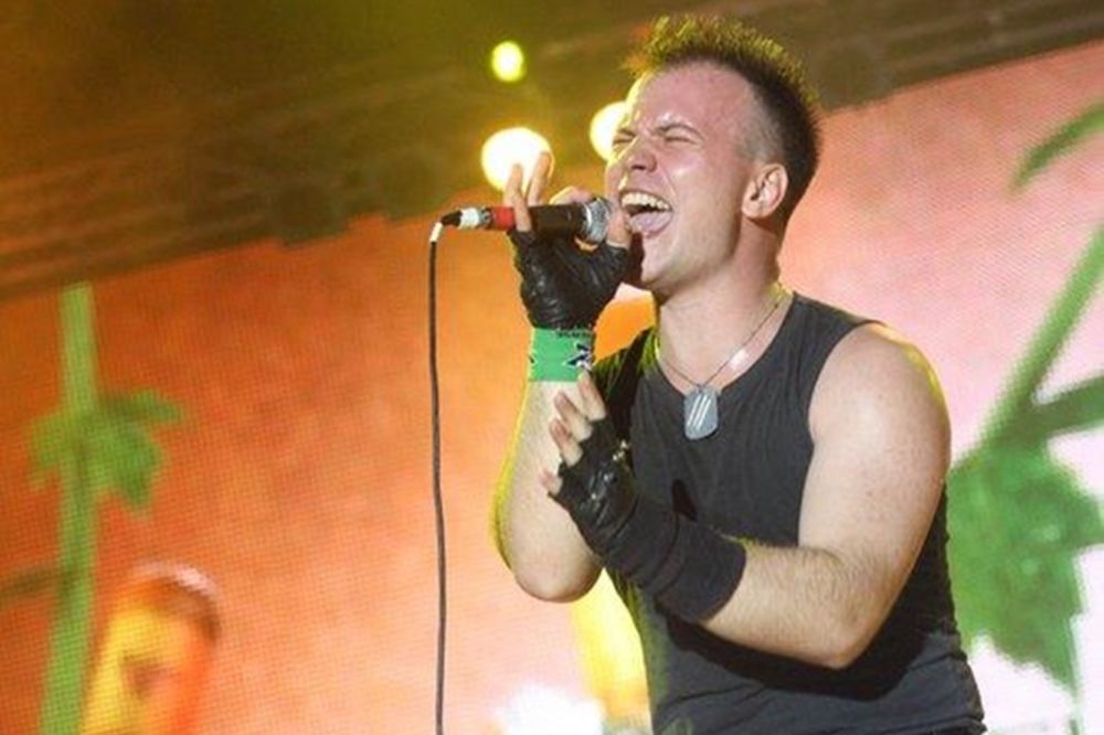 Upoznajte srpskog Bilija Ajdola! Omaž rokenrol ikoni! (FOTO) (VIDEO)