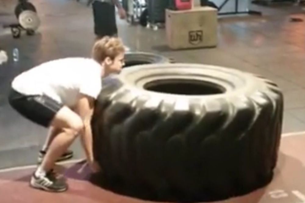 Najbolji srpski plivač podiže gumu od 181 kg kao da je perce! (VIDEO)