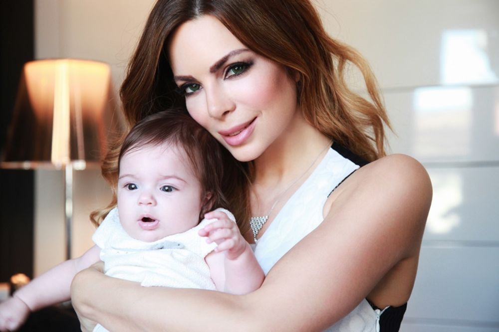 Bubica! Istopićete kad vidite kakvu je čestitku Nikolina Pišek napisala ćerki za prvi rođendan!