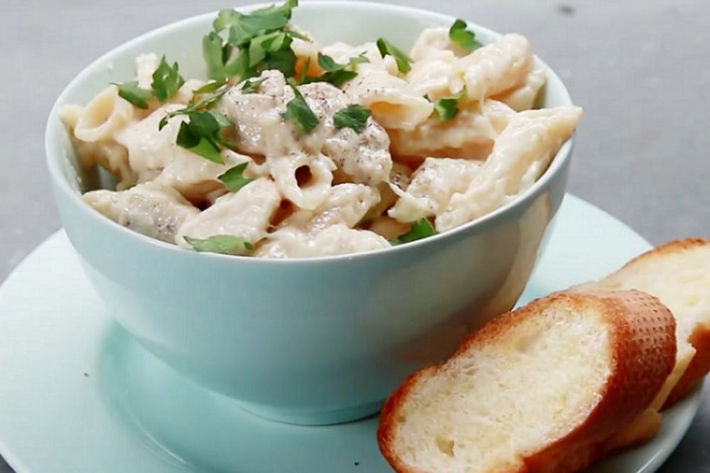 MMM savršenstvo za samo 20 minuta: Čuvena piletina Alfredo u jednom potezu (RECEPT) (VIDEO)