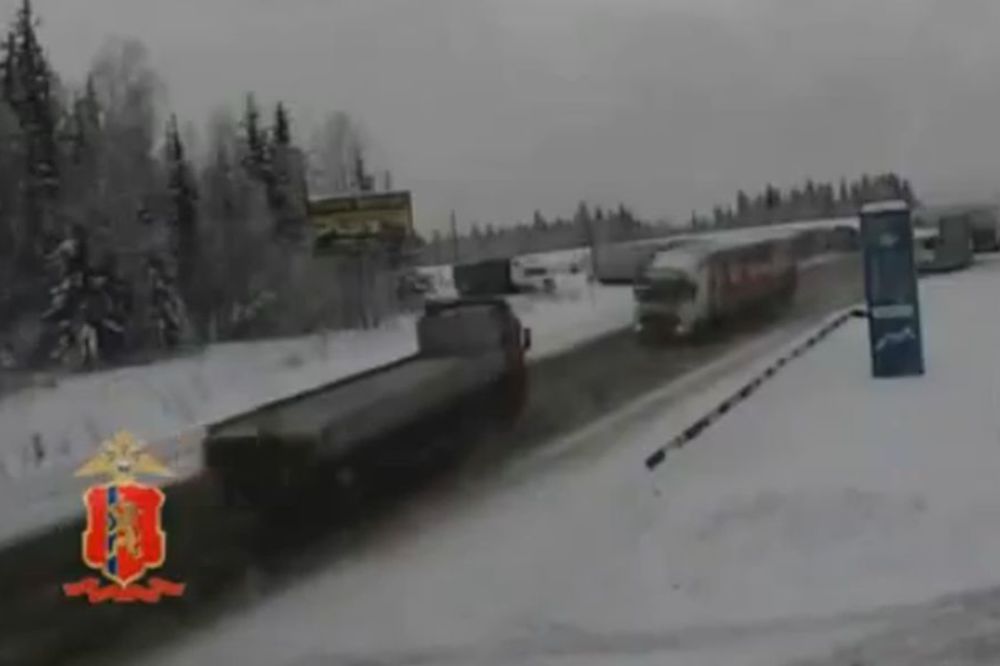 Ne sedajte umorni za volan: Stravičan sudar dva kamiona! (VIDEO)