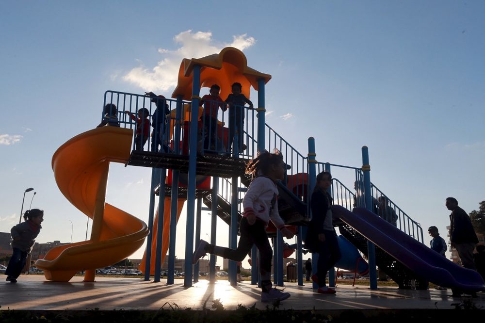 Majka uhapšena u Kaliforniji jer se sin (4) igrao sam napolju! (FOTO) (VIDEO)