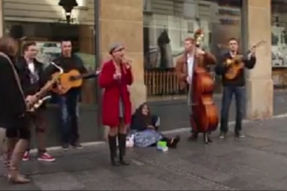 Oni su svirali da bi ova baka imala šta da jede! Bravo ljudi, kapa dole! (VIDEO)