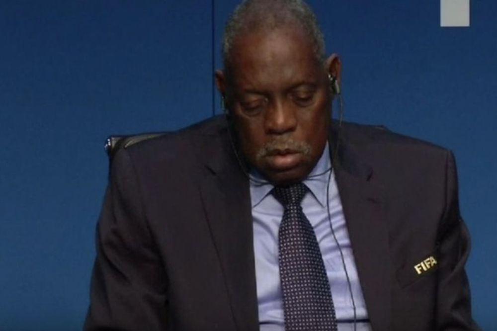 Cirkus: Predsedavajući FIFA zaspao na konferenciji! (VIDEO)