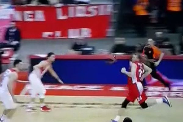 Dobro Dženkinse, zbog čega gađaš saigrače u glavu?