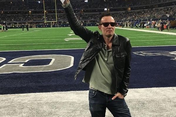 Zbogom, legendo! Pevač Velvet Revolver i Stone Temple umro usred turneje! (FOTO) (VIDEO)