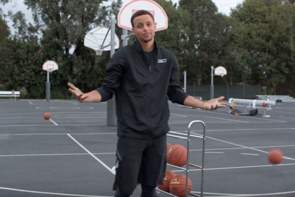 Dok drugi šteluju kako pogađaju, Kari montira kako promašuje šut! (VIDEO)