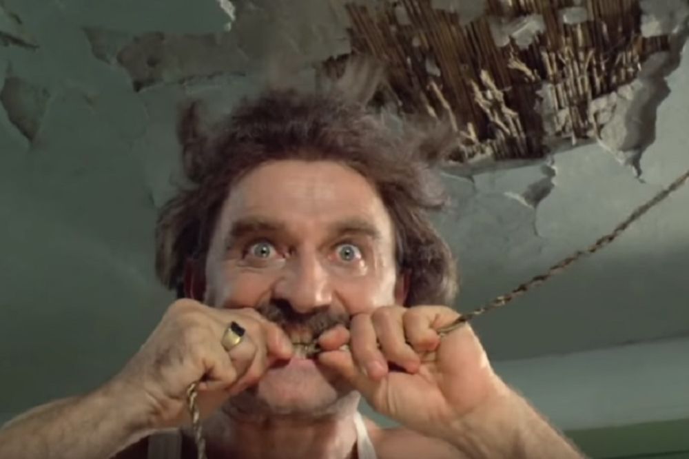 Biba Struja 2! Pa, od čega je ovaj Nišlija napravljen? Udarilo ga 10.000 volti, povredio samo šaku!