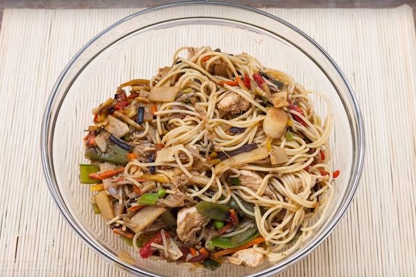 Pravo iz Kine na vaš sto: Savršena brza piletina sa povrćem (RECEPT) (VIDEO)