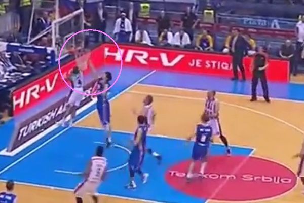 Rebić neverovatnom bananom zalepio za glavu višeg protivnika! (VIDEO)