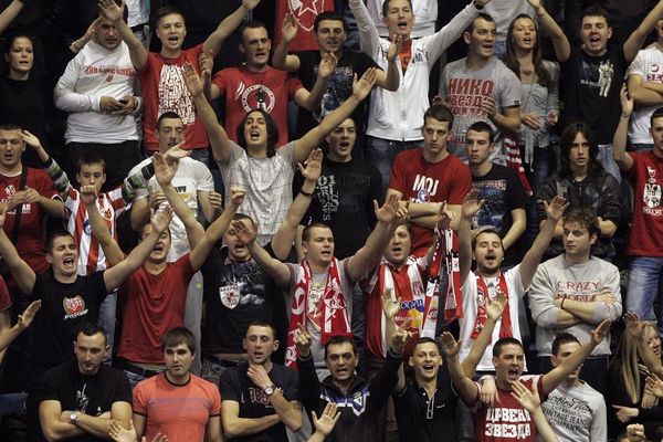 Delije ispalile Inspektora Blažu: On krenuo da peva, oni mu zviždali! (VIDEO)